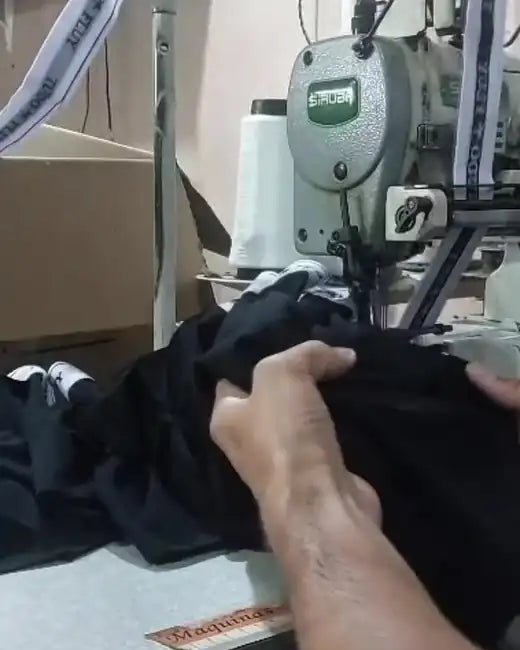 Costura do cós TUDO FLUY na nossa produção