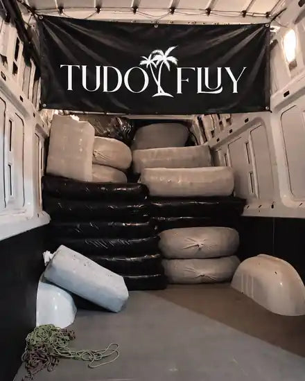 Van carregada com volumes de pedidos TUDO FLUY